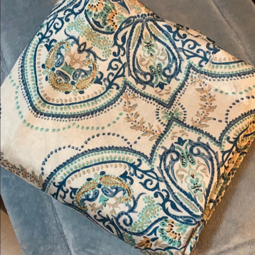 Beautiful new Daisy Fuentes shower curtain.
